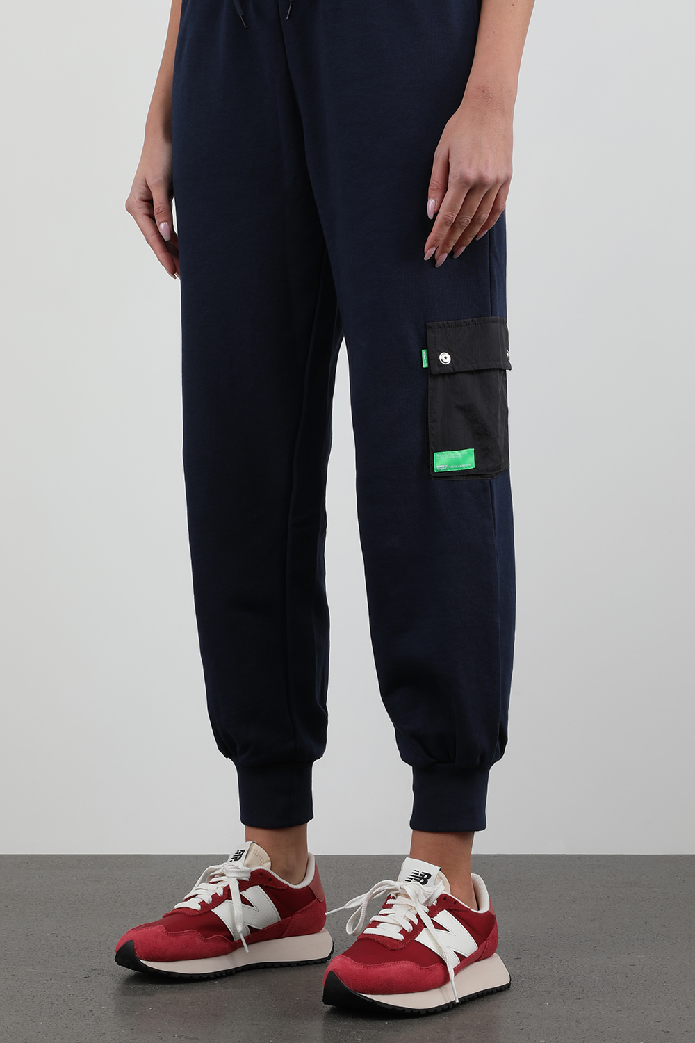 תמונת כל הלוק של נעלי סניקרס קלאסיות בגווני אדום ולבן